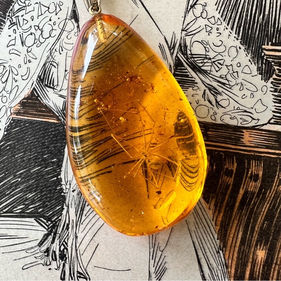 Amber Oval Shape W/Spider inbedded in Pendant Necklace - Picture 3 of 3